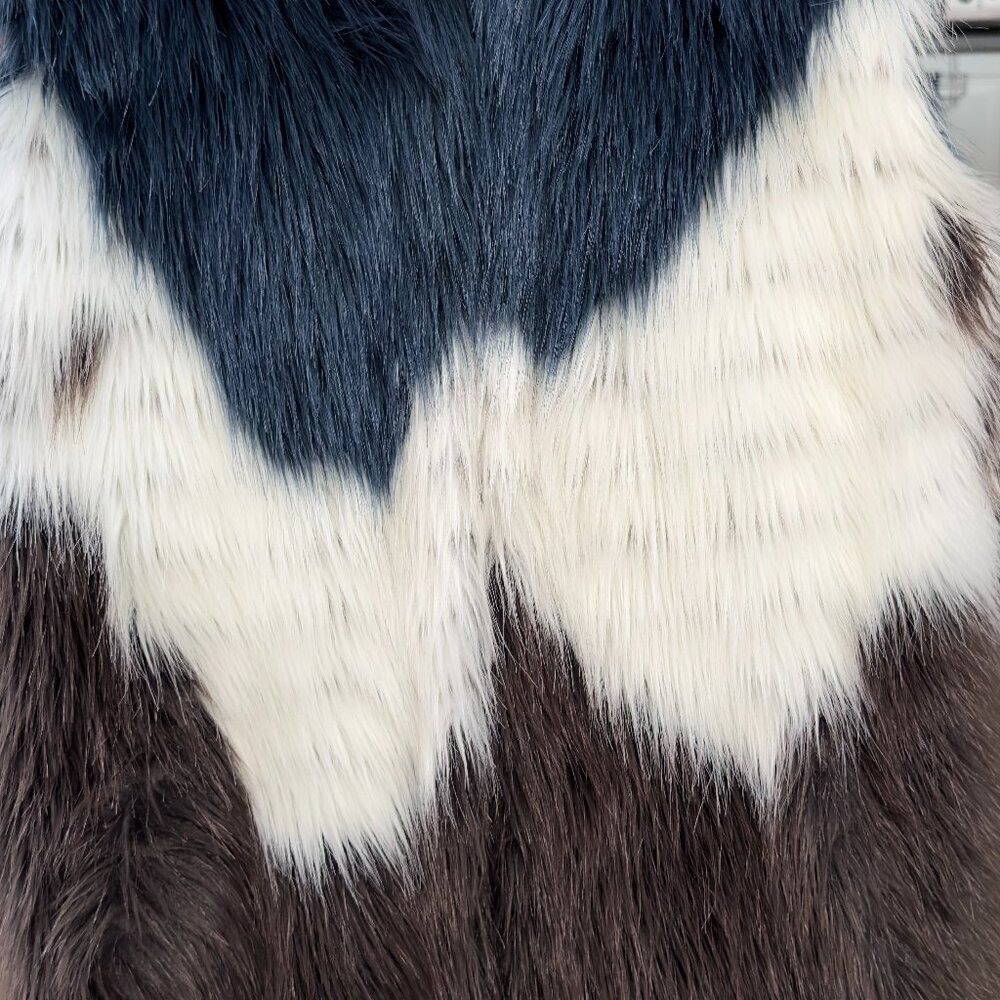 Gorgeous GUESS Tri Coloured Faux Fur Vest – Size M - Like New - Picture 10 of 11